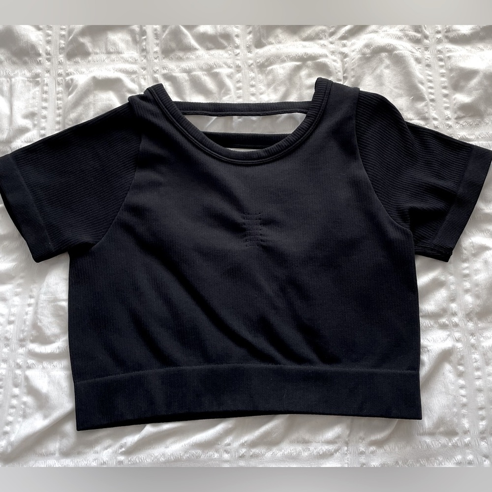 Black cropped work out shirt